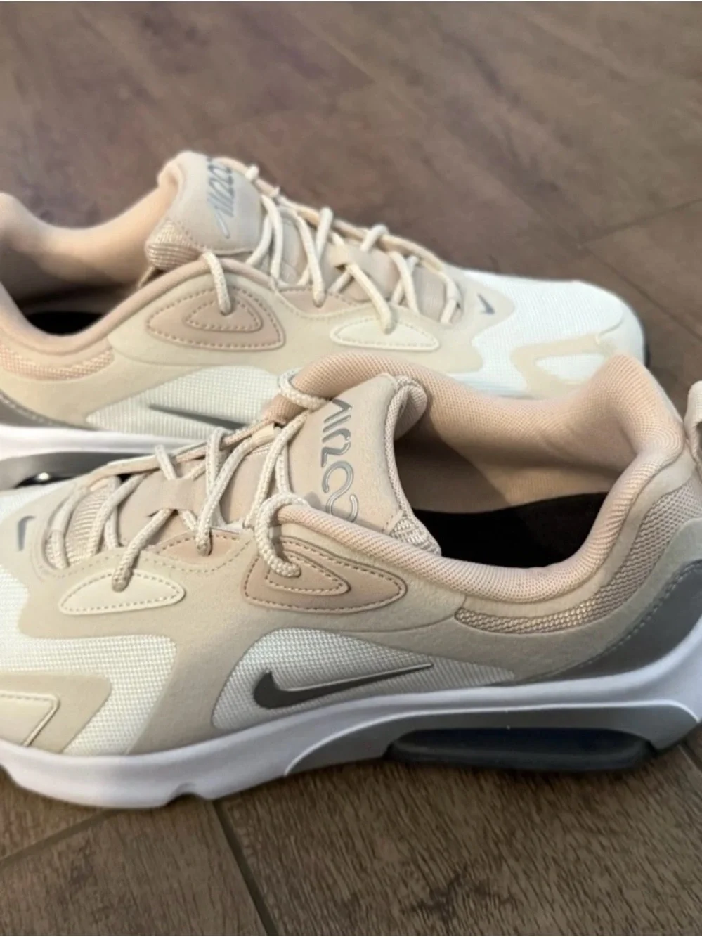 Nike Women’s Air Max 200 Neutral Tan White Running Shoe Wmn’s Sz 12 = 10.5 Men’s